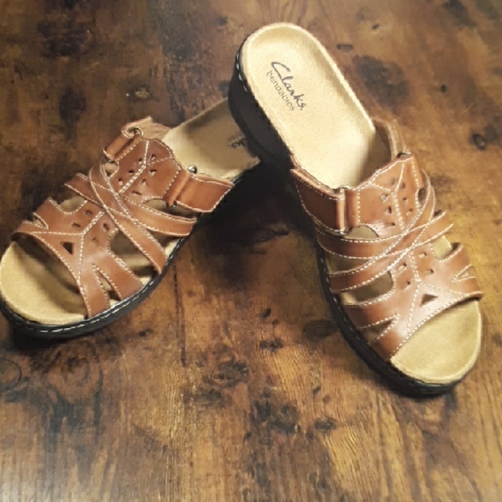 Like New Clarks Bendables 8W Velcro Adjusting Straps Super Comfy Sandals
